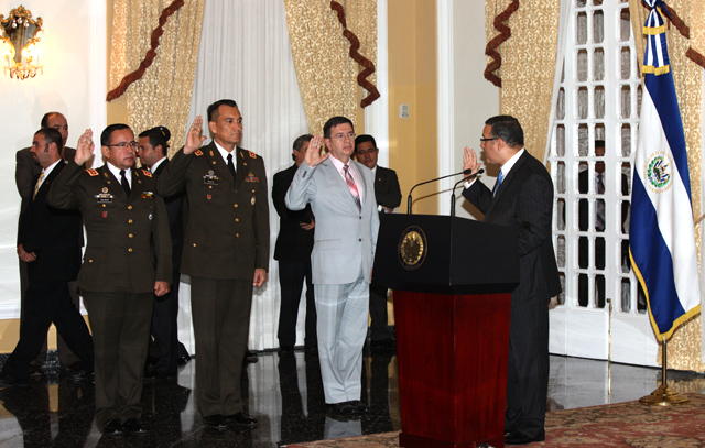 El presidente Funes toma la protesta al nuevo ministro de Seguridad Pública (de traje gris), general David Munguía Payés, y a los titulares de Defensa.