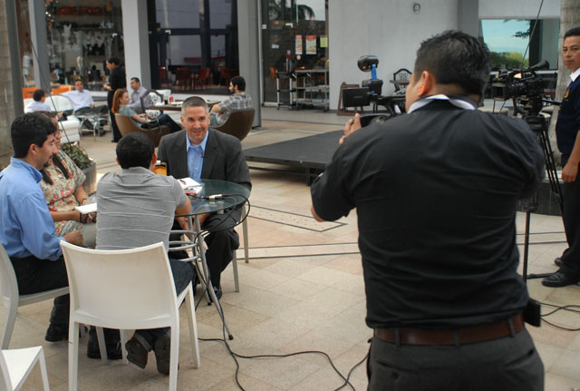 Como director del ministerio de Medios de Comunicación del Tabernáculo, Toby Jr. llevó un equipo de televisión para grabar la entrevista y transmitirla por el canal 17. Edgar López Bertrand llegó con su equipo de filmación para la plática con El Faro.