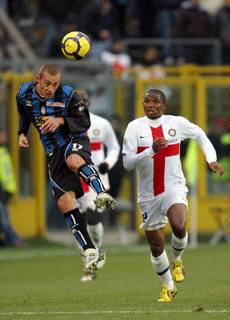 Tiberio Guarente del Atalanta, izquieda, y Samuel Eto'o del Inter van por el bal&oacute;n en la jornada del domingo 13 de diciembre del 2009 en la liga italiana.