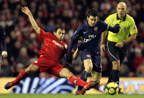 El argentino Javier Mascherano, izquierda, intente recuperar el bal&oacute;n para el Liverpool frente a Cesc F&aacute;bregas del Arsenal, en la &uacute;ltima jornada de la Premier.