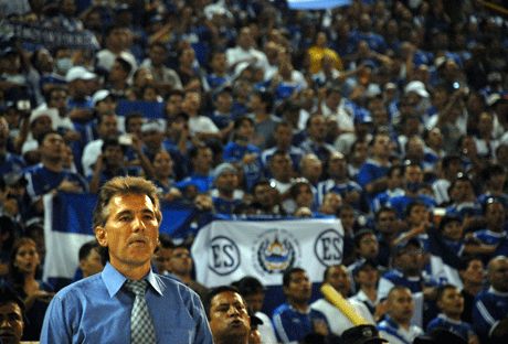 El t&eacute;cnico Carlos de los Cobos era muy querido por la afici&oacute;n salvadore&ntilde;a, el t&eacute;cnico decidi&oacute; no renovar por la azul.
