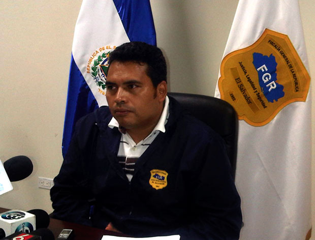 El fiscal del caso, Alexis Ayala, da declaraciones a la prensa. 