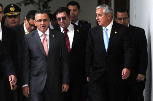 El presidente Mauricio Funes junto a Otto Pérez. Foto AFP