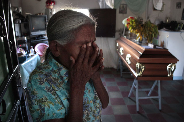 En un cantón de Comayagua, Juana Evangelista Ventura, de 84 años, frente al fenétro que espera la llegada del cuerpo de su nieto Jorge Alberto Ventura﻿, de 34 años, quien tenía 11 años preso por robo y murió en la celda 7.