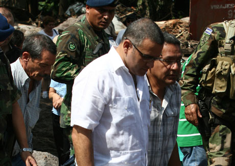Luis Verdi aparece atras de Mauricio Funes durante una visita del mandatario a Verapaz el 10 de noviembre 2009. Foto Luis Uma&ntilde;a