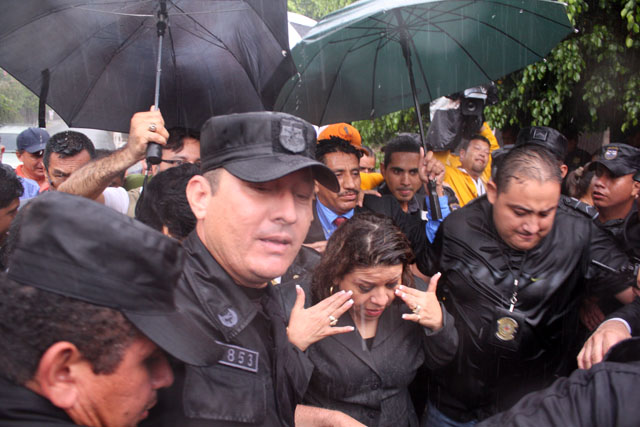 La magistrada Elsy Dueñas se retiró protegida por agentes de la PNC, por sindicalistas y miembros de la seguridad de la CSJ. Foto José Carlos Reyes