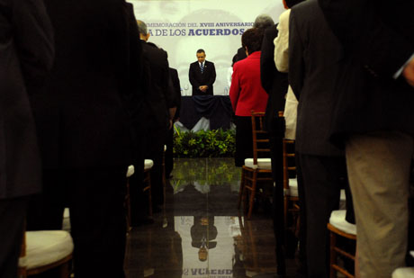 El presidente Mauricio Funes durante un minuto de silencio en el acto oficial de conmemoraci&oacute;n del 18 aniversario de los acuerdos de paz en el Ministerio de Relaciones Exteriores. Foto Mauro Arias