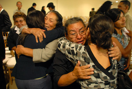 Representantes de diferentes organizaciones de madres de desaparecidos durante la guerra se abrazan al finalizar el acto de conmemoraci&oacute;n de los acuerdos de paz donde el presidente Mauricio Funes pidio perd&oacute;n en nombre del estado a las v&iacute;ctimas. Foto Maur
