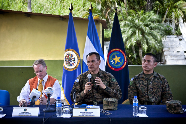 El Secretario de Seguridad Multidimensional de la OEA, Adam Blackwell (izquierda) visitó El Salvador la semana pasada para participar en un acto de destrucción de armas de fuego junto al Ministro de Defensa, Atilio Benítez Parada (centro). 