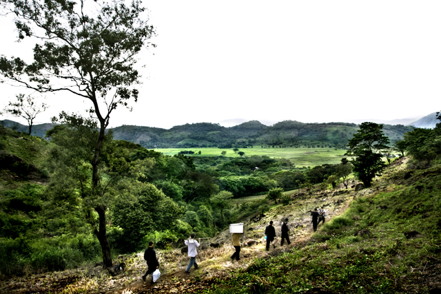 Fiscales, policías, criminalista y periodistas forman la caravana que buscará un cadáver en una finca santaneca.