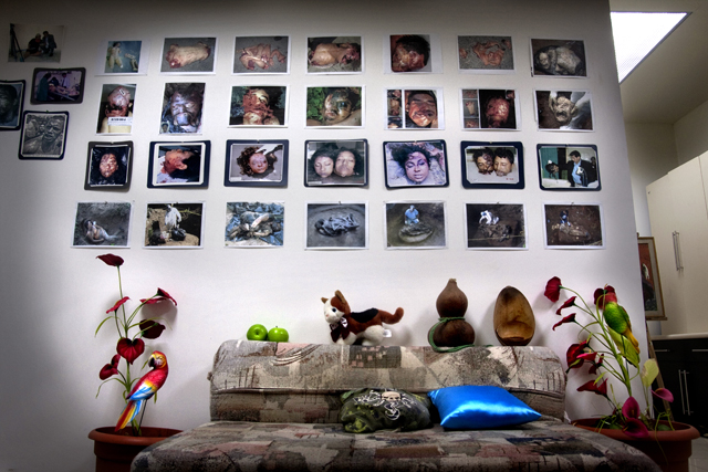 Parte de la oficina del criminalista: bajo un mural con fotos de cadáveres mutilados se encuentra un sofá-cama en el que suele dormir. Sobre el mueble descansa su colección de peluches y almohaditas.