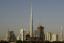 Entre las torres de Business Bay se destaca Burj Dubai, el rascacielos más grande del mundo _aún en construcción_ en esta imagen del jueves 26 de noviembre del 2009, en Dubai, Emiratos Arabes Unidos. (Foto AP/Kamran Jebreili)