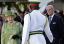 La reina británica Isabel II y el príncipe Felipe, duque de Edimburgo, son guidados por un oficial militar en un parque de Puerto España, Trinidad, el jueves 26 de noviembre del 2009. La monarca inaugura el viernes la reunión de tres días de jefes de gobi