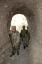 Soldados del ejército paquistaní entran en un túnel supuestamente usado por milicianos en el bastión Talibán de Kot Kai en la zona de Waziristan, Paquistán, cerca de la frontera con Afganistán el jueves 26 de noviembre del 2009. (Foto AP/Naveed Sultan)