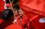 Miembros de la Juventud del FMLN ondean banderas a la entrada del pabellón de la ex feria internacional donde el partido iba a celebrar su Convención Nacional para reformar los estatutos.