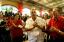 Entre los invitados especiales y diplomáticos estuvo el embajador de Cuba, Pedro Pablo Quintero (de guayabera blanca). Le acompaña, a la derecha, el ex coordinador del FMLN Fabio Castillo.