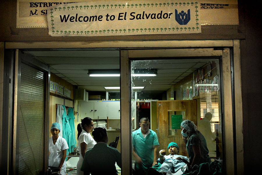 Los quirófanos funcionan desde inicios de 2001 en donde hasta antes de los terremotos funcionaban las clínicas del servicio externo del hospital Santa Teresa, por ser las únicas instalaciones de paredes de concreto que sobrevivieron al sismo.