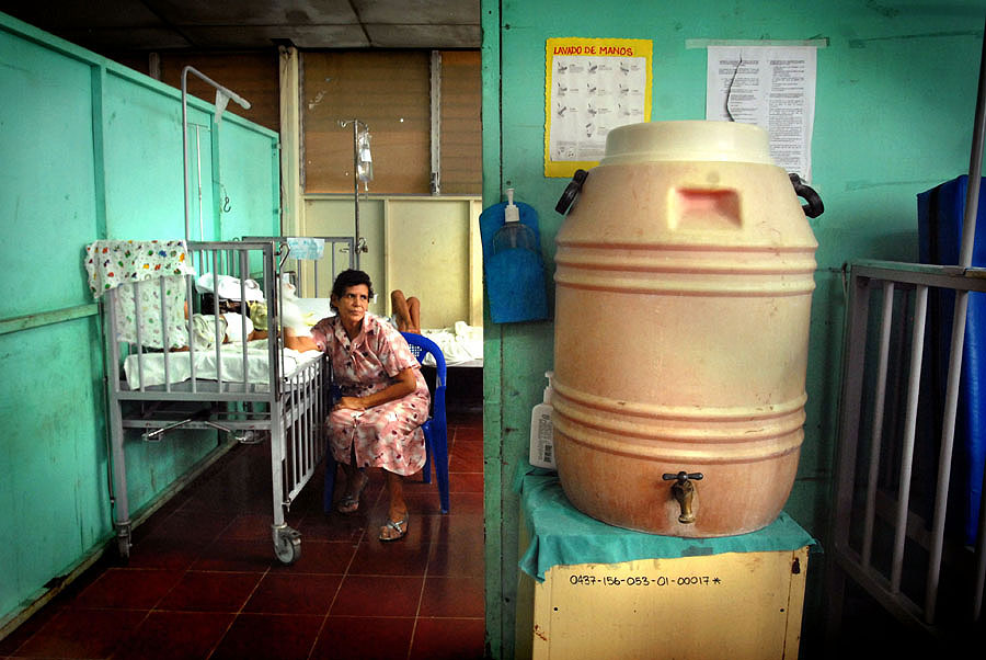 Un viejo barril plástico anuncia la entrada a la sala de aislamiento del pabellón de pediatría, donde están pacientes recién operados o quemados y que requieren el ambiente más limpio posible para evitar infecciones.