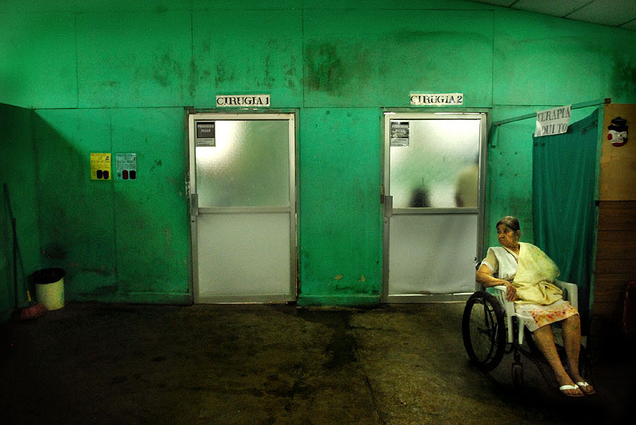 Las salas de pequeña cirugía en el área de emergencias funcionan en lo que solía ser el estacionamiento del hospital. El piso manchado por infinidad de sustancias y secreciones reta a la escoba que a veces se convierte en la única herramienta para intentar higienizar el lugar.