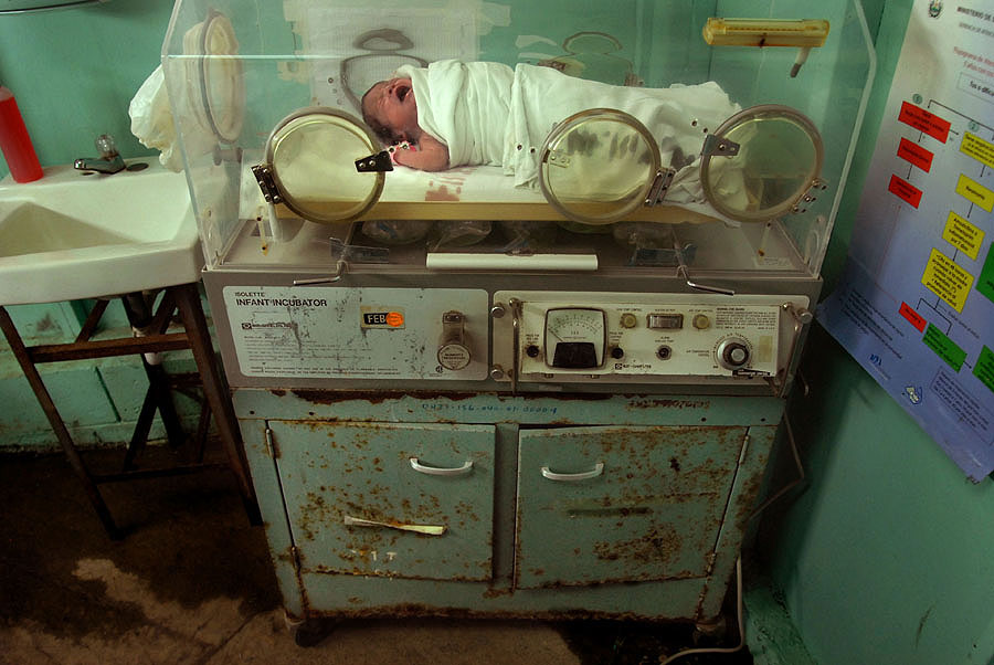 Un recién nacido utiliza una vieja incubadora en máxima urgencia de pediatría. Según la dirección del hospital, hay equipo nuevo que no se puede utilizar por la falta de instalaciones eléctricas adecuadas. Por ejemplo, hace falta instalar un polo a tierra, que no es más que una varilla de cobre que se entierra en el suelo.