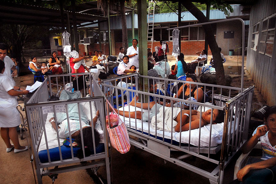 La incapacidad del hospital para atender adecuadamente a los pacientes es tal que un niño con diarrea obligó a evacuar todo el pabellón de pediatría. El menor terminó defecando en el piso y la limpieza solo era posible si se lavaba el lugar, por lo que hizo falta llevar a la intemperie a los pacientes.