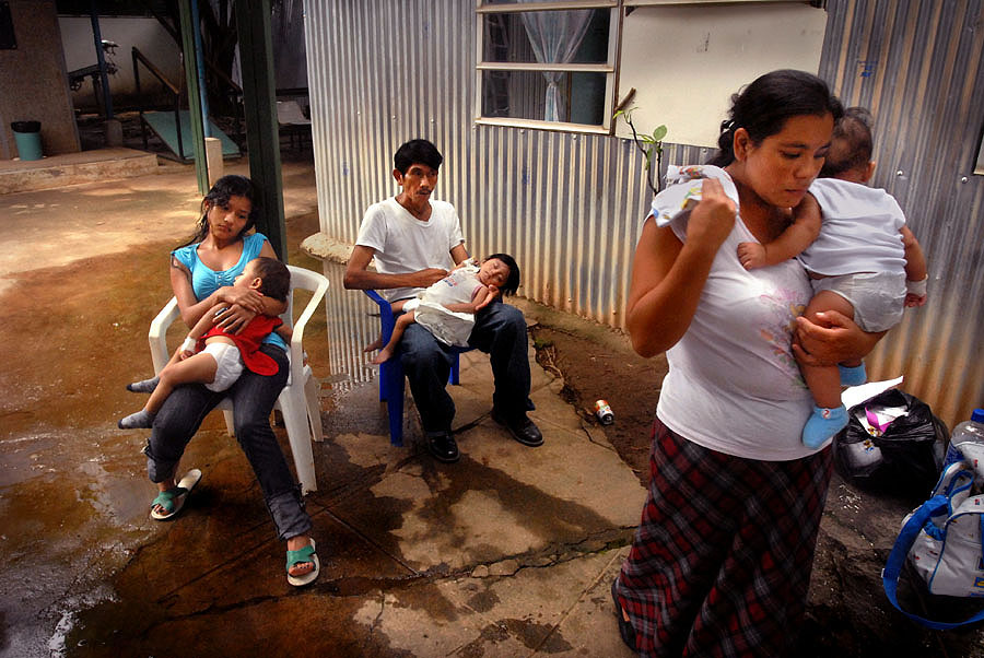 El agua que arrastra las heces de un niño que defecó en el piso del pabellón de pediatría corre junto a las personas que se vieron obligadas a abandonar la galera mientras limpiaban la sala.