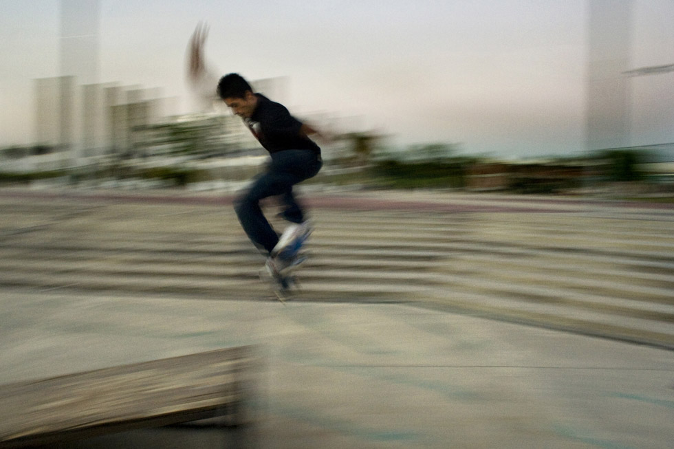 Un skater hace un salto mortal en el campo del estadio España, en Soyapango, uno de los pocos espacios especializados para la práctica del patinaje.