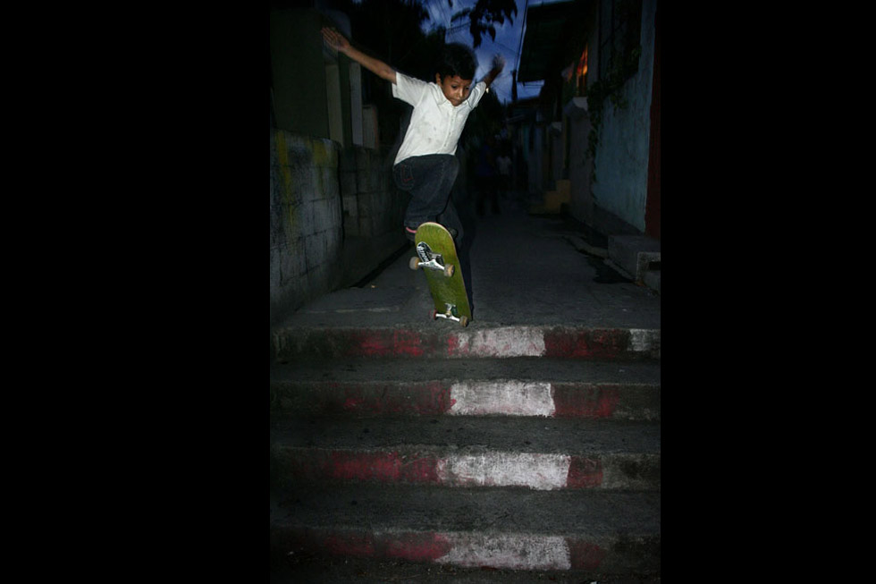 A este pequeño skater le toca practicar en los estrechos pasajes de su comunidad.