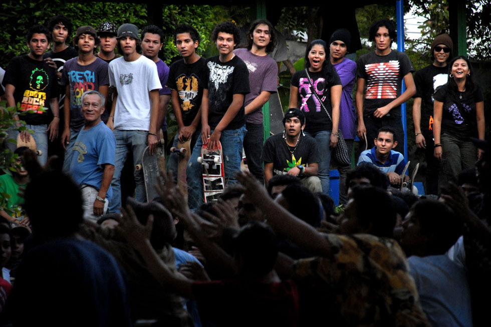 Un grupo de patinadores se emocionan ante los trucos de un skater durante un concurso en el parque Manuel Álvarez, cerca de la colonia Miralvalle, en San Salvador.