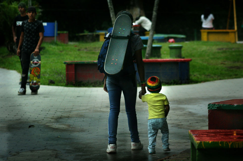 No hay conflicto. Jackeline, de 20 años, carga su patineta en la mochila y toma de la mano a su hijo Kevin, de un año y medio, y ambos salen a disfrutar del patinaje.