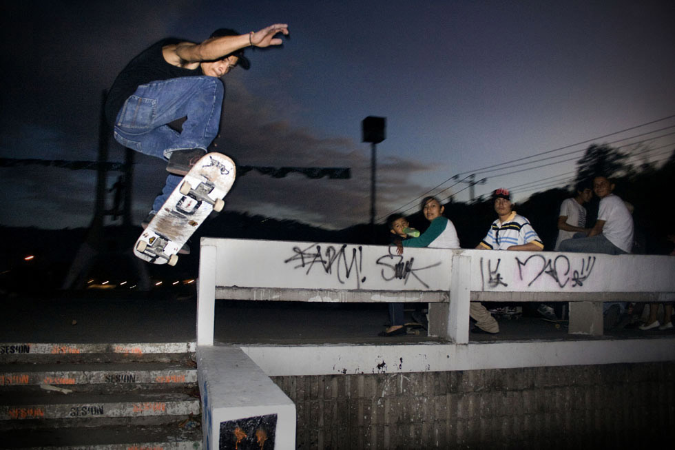 Los skaters aprovechan hasta la última pizca de luz del día en busca del salto perfecto.