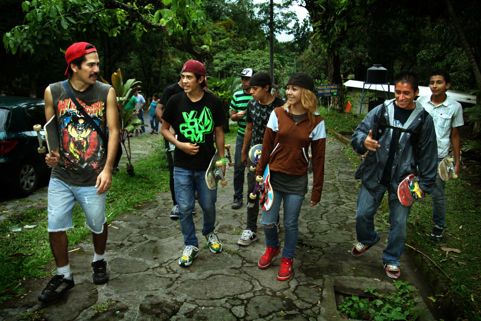 La camaradería predomina entre un grupo de patinadores que discute las habilidades durante su sesión de skateboarding en el parque Balboa. Suelen moverse en grupo para compartir trucos y protegerse ante cualquier peligro.