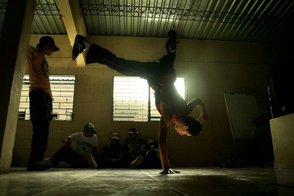 La afición al break dance no es exclusiva de San Salvador. En Guaymango, Ahuachapán, sus jóvenes practican esta modalidad de baile, y cada mes realizan actividades culturales de este tipo.