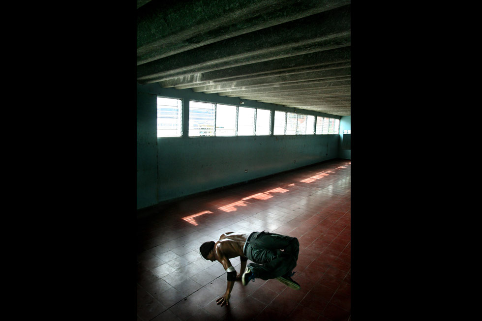 En el gimnasio de la Zacamil, los b-boy entrenan durante horas. ¿La razón? Ello lo responde 