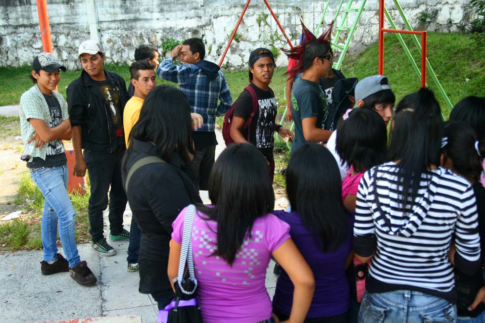 Existe una rivalidad con los punks ya que estos consideran una ofensa que los emos  llamen su estilo de vida también punk. En ocasiones, la rivalidad llega a los golpes. Este encuentro en el parque San Carlos, de San Salvador, solo fue un hostil intercambio de palabras.