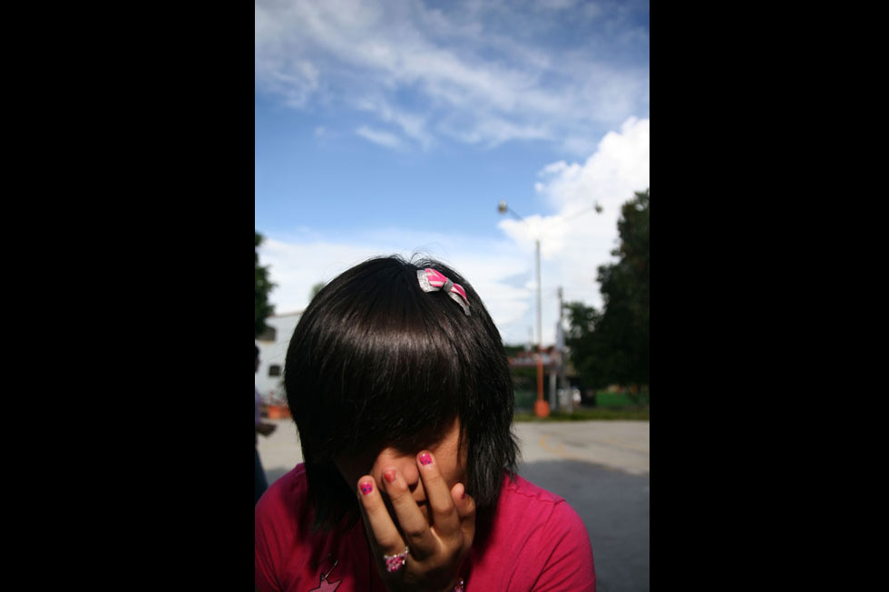 Una joven emo cubre su cara para evitar ser reconocida, porque la discriminación a menudo les lleva al borde de tener que tener una doble vida.