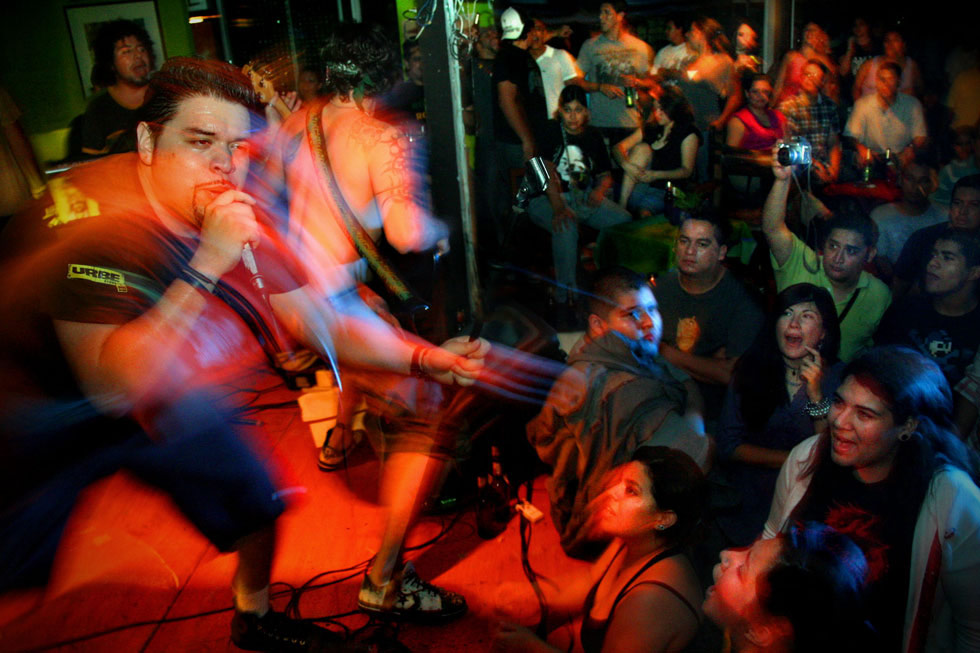 “La Vieja”, cantante  del grupo “Adhesivo”, durante el concierto de los 10 años. Este grupo es uno de los representativos del movimiento ska-punk, una mezcla de reggae y punk de mucha aceptación entre la clase media urbana.