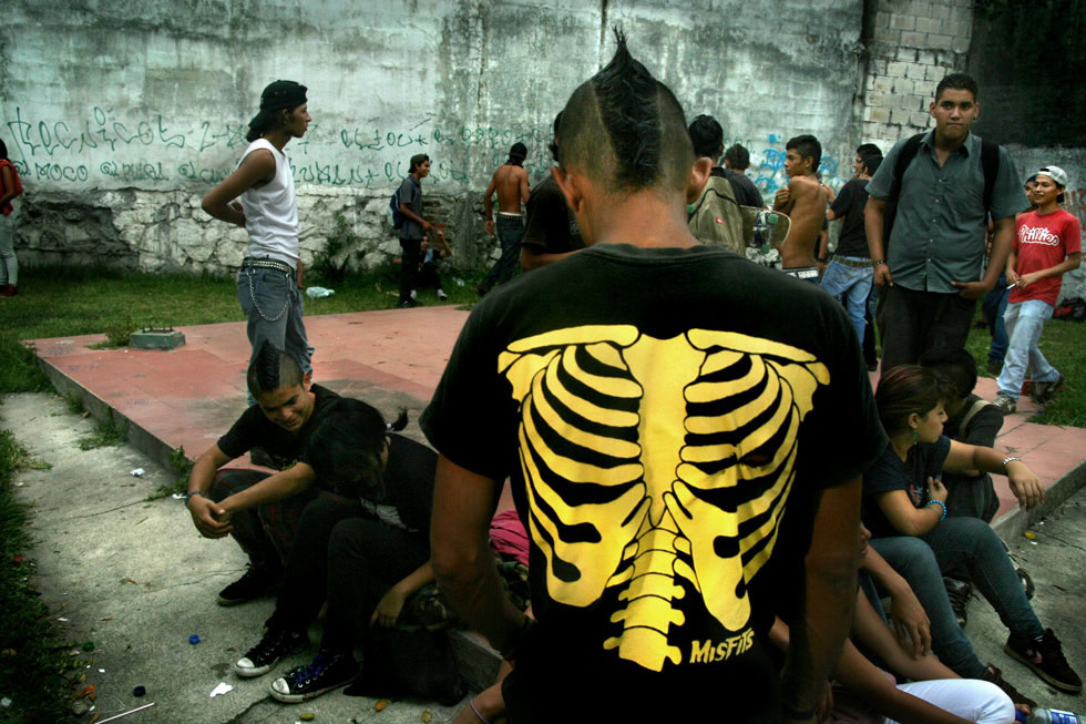 Los punks toman licor en el parque de la colonia San Carlos, mientras comparten sus experiencias. El movimiento punk, nacido en Inglaterra a mediados de los años 70s, funde música con indumentaria caracterizada por las calaveras, púas y cuero. Con eso pretenden recalcar cierto tipo de marginalidad. El término significa en inglés “basura” o “desperdicio”.