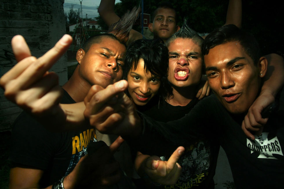 Los punks que se reúnen en el parque San Carlos afirman que además de la música, los une el anarquismo, propugnando la desaparición del Estado y de todo símbolo de poder formal.