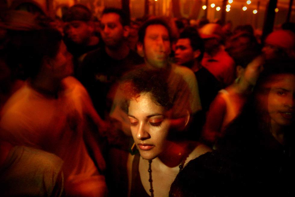 Una joven baila en el concierto de Non-Palidece. La mayoría de canciones en estos conciertos contienen mensajes que llaman no solo a cuidar la naturaleza, sino al cuerpo humano.