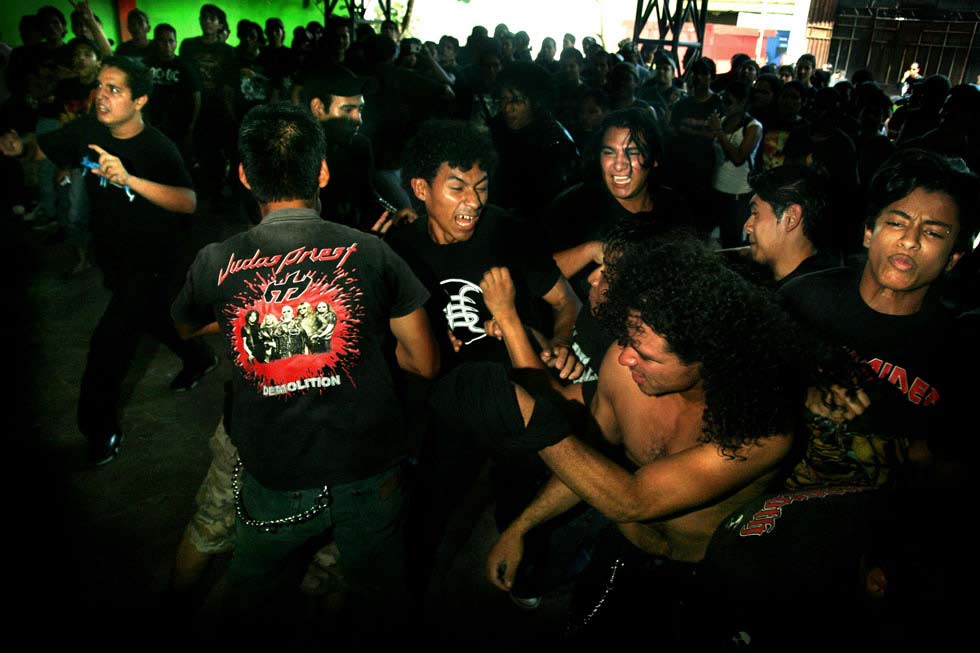 . Hace algunos años, los conciertos de rock se hacían en la arena San Jacinto. Tras una serie de problemas con la alcaldía, tuvieron que mudarse, y ahora su santuario se encuentra en la Plaza del Artista Nacional, en donde los jóvenes al ritmo del metal se desenfrenan.