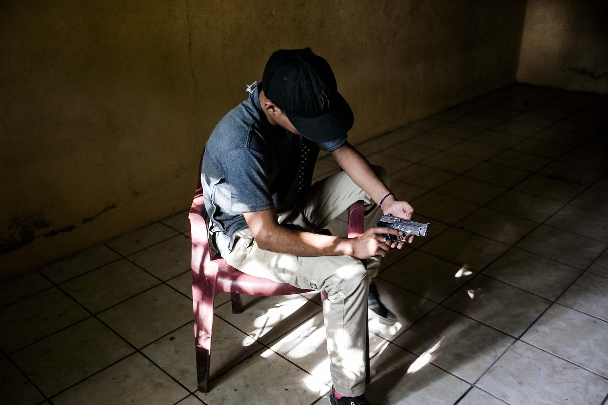 Este joven de 15 años ingresó a la facción Revolucionarios, de la pandilla Barrio 18, dos años atrás. El jefe de su clica le entregó un pistola calibre 9 milímetros para que 