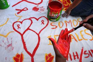 A los jóvenes y niños participantes en la actividad de concienciación sober VIH/sida se les pidió que pintaran mantas alusivas al tema.
