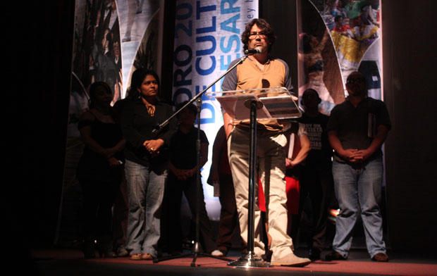 René Lovo, acuerpado por el Movimiento de Artistas Independientes (MAI) y representantes del sector de músicos﻿, durante su intervención solicitando el documento con el borrador de la Ley Nacional de Cultura. / Foto de José Carlos Reyes.