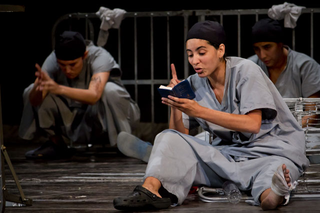 Paola Miranda de El Teatro del Azoro durante la presentación de Los más solos. Foto René Figueroa