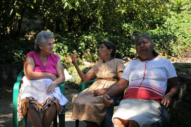 Mélida Guzmán, de 72 años, Jesús Rivas, de 69, y María Esperanza Ortiz, de 74, son las más veteranas en el Caserío El Espino. Ninguna está de acuerdo con el trabajo que está desempeñando la Cooperativa porque aseguran que esta les ha dado la espalda y no les ha ayudado a buscar soluciones de verdad al problema de vivienda. Las tres nacieron en la finca y en sus alrededores. Guzmán dice que desde la construcción del Diego de Holguín no sabe si tendrá que seguir 