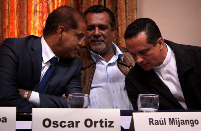 Óscar Ortiz, Raúl Mijango y Fabio Colindres, durante la conferencia de prensa de lanzamiento de los Municipios libres de violencia.