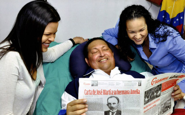 Foto distribuida el pasado 15 de febrero por la oficina de prensa de Presidencia de Venezuela, en la que se ve a Hugo Chávez con un ejemplar del periódico cubano Granma y rodeado por sus hijas. Foto AFP.