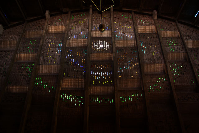 El ojo de Rubén Martínez, el arquitecto de la Iglesia El Rosario, también es de escultor, y ha dotado de arte y simbolismo cada rincón del templo.﻿ / Foto por José Carlos Reyes.