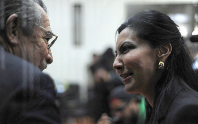 El ex dictador José Efraín Rios Montt habla con su hija Zury Ríos durante una audiencia el 23 de enero 2013. Foto AFP en ciudad de GuatemalaFormer Guatemalan de facto President (1982-1983) and retired General, Jose Efrain Rios Montt speaks with his daugther Zury Rios during a court hearing in Guatemala City on January 23, 2013. Rios Montt and retired General Jose Rodriguez attended the hearing, where the prosecution requested they be tried for genocide in indigenous communities in northern Guatemala during the civil war (1960-1996). AFP PHOTO/Johan ORDONEZ﻿" /></div> <figcaption class=